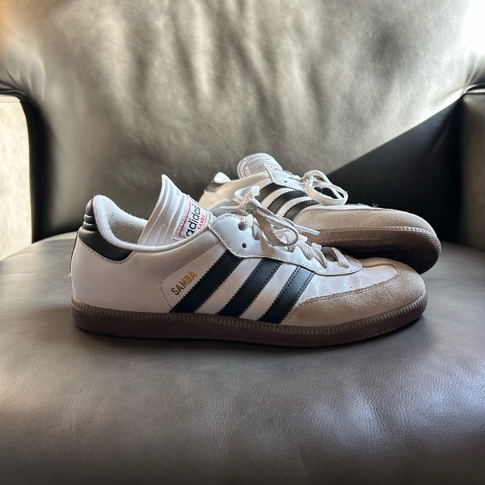 Men’s 8.5 Adidas Sambas. White with black stripes Very good used condition